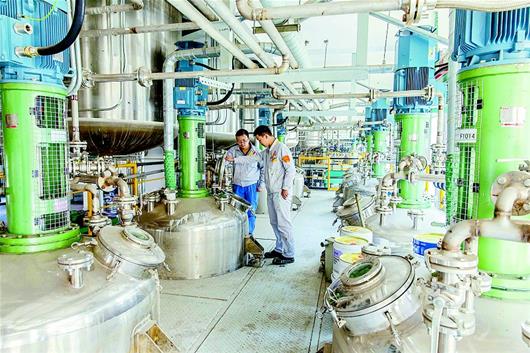 工作人員正在觀察設備運行情況。雙虎涂料從原材料進廠入庫到成品出庫,全部實現(xiàn)自動化。