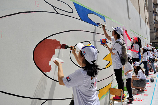 立邦攜手公益伙伴們開展“人生萬花筒”社區美化百米墻繪活動